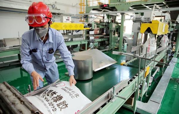 5月1日上午，巴陵石化橡胶部SIS车间SEPS成品包装线，当班员工在巡检操作。