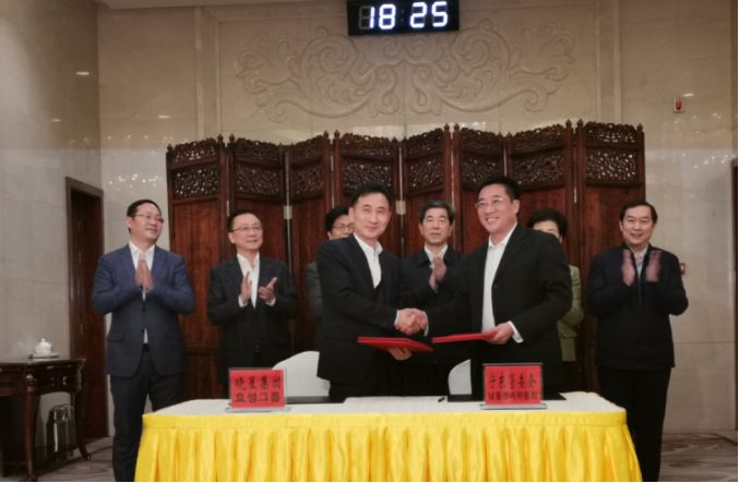 图为宁东能源化工基地管委会常务副书记陶少华与韩国晓星集团负责人