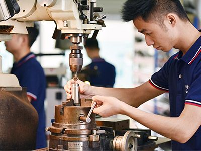 格雷希尔车间人员操作中