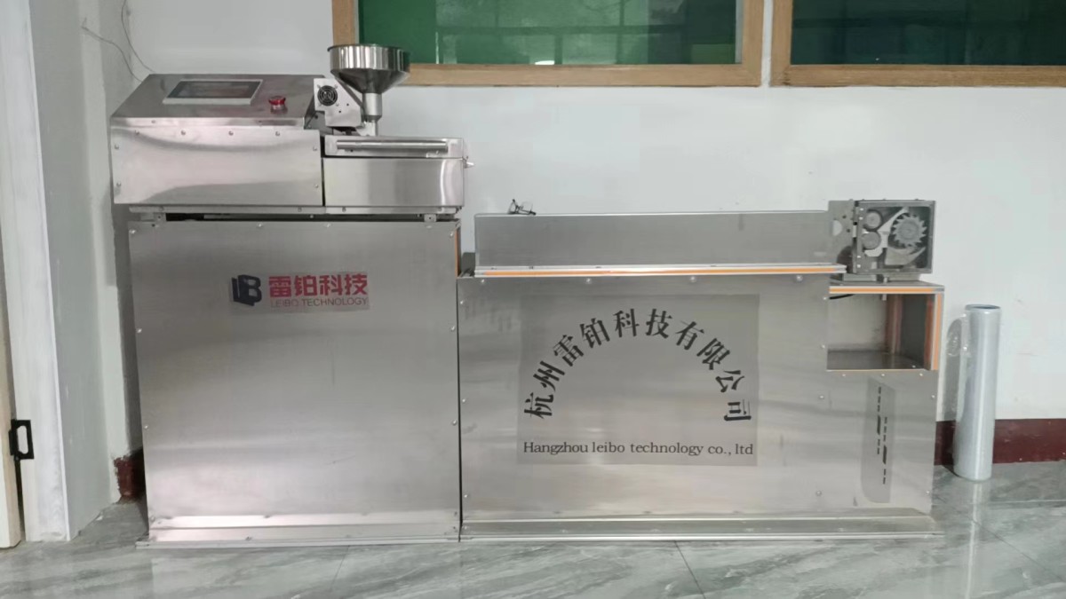 试验型微型双锥三螺杆造粒机LB-20-Z-8-12图片