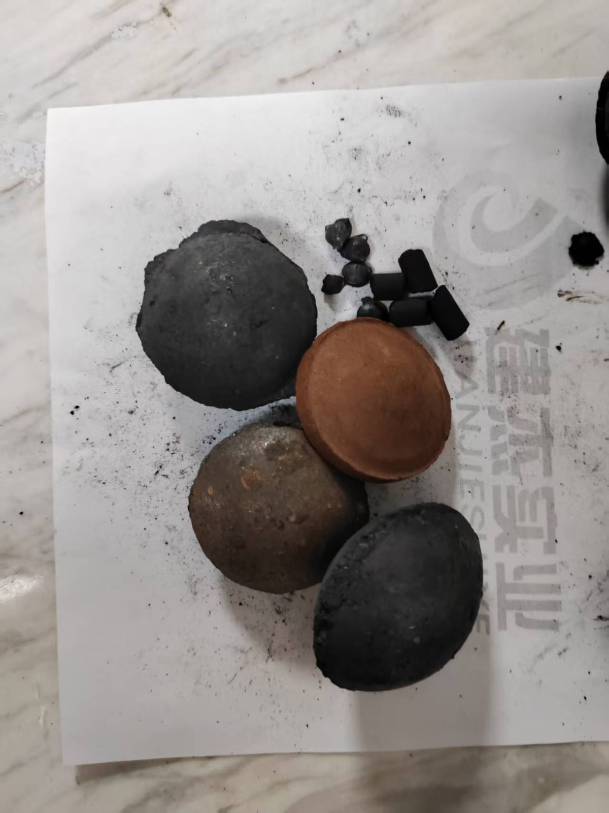 钢厂固废污泥氧化铁皮压球粘合剂图片