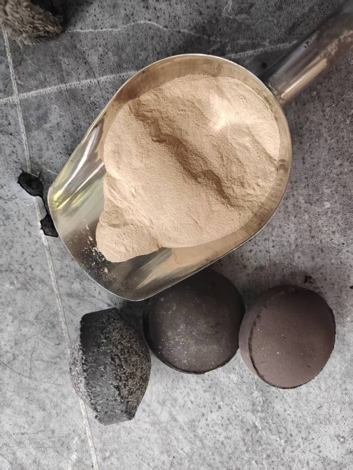 铁销压饼粘合剂图片