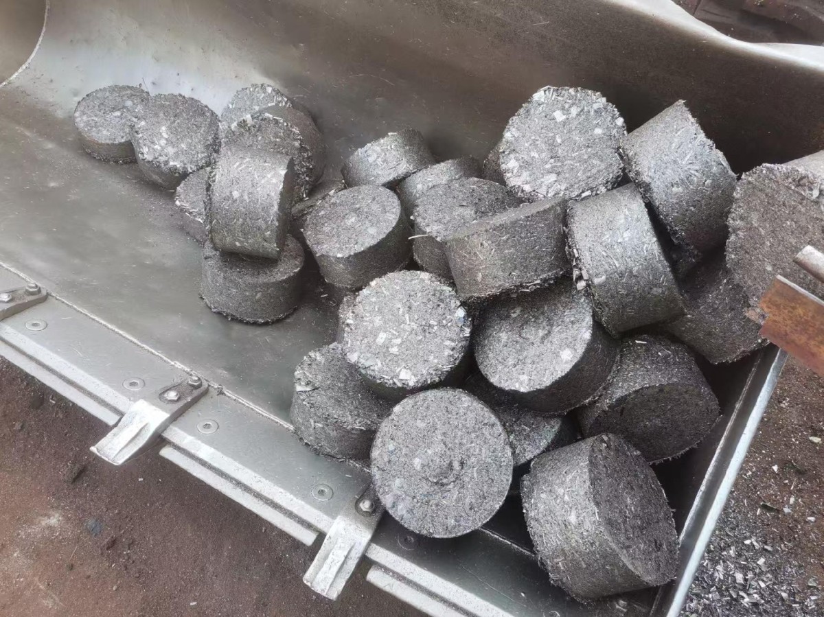 炼钢污泥压球粘合剂图片