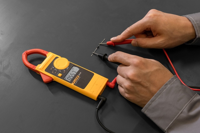 多种基础测试功能，并增加电容， 二极管，电流频率，电压频率测试工具，辅助判断更专业。